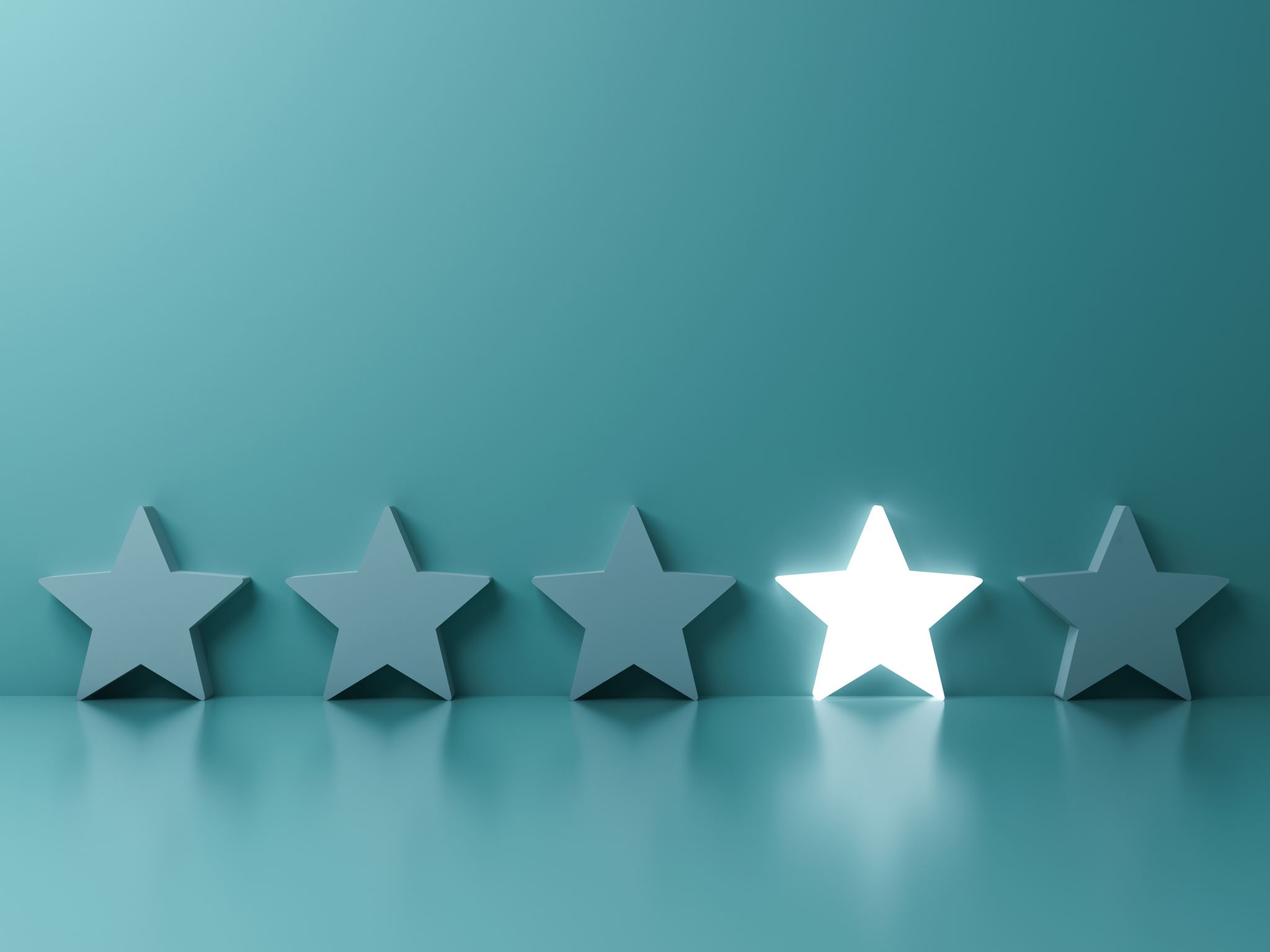 Ein-leuchtender-Stern-der-zwischen-anderen-unbeleuchteten-Sternen-vor-einem-grün-pastellfarbenem-Hintergrund-steht